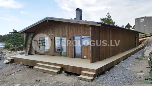 Skandināvu tipa koka logi un durvis ar Yale Doorman rokturiem