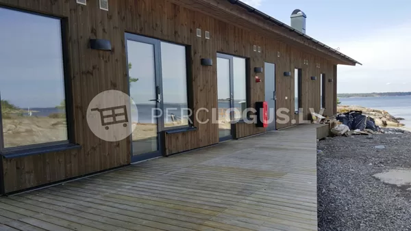 Skandināvu tipa koka logi un durvis ar Yale Doorman koda rokturiem